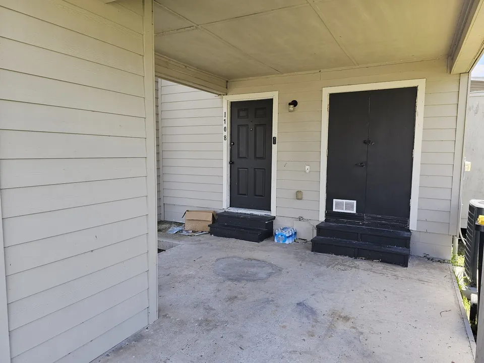 1108 front entry at 1106u20131108 Country Club Lane