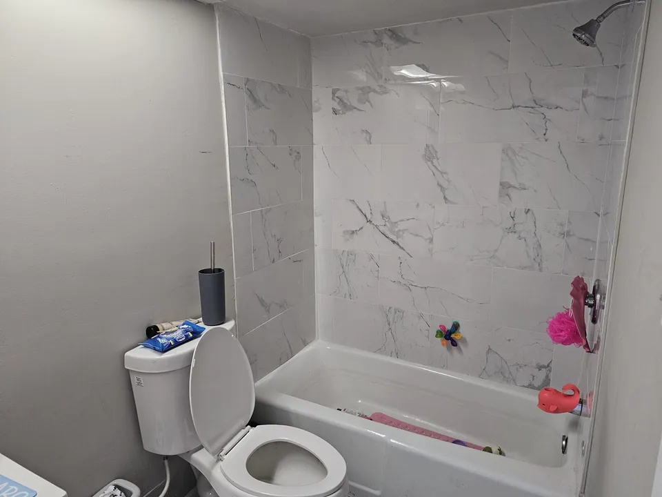 Bathroom tub at 1106u20131108 Country Club Lane