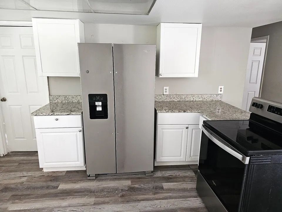 Unit kitchen appliances at 1277 Sylvia Avenue
