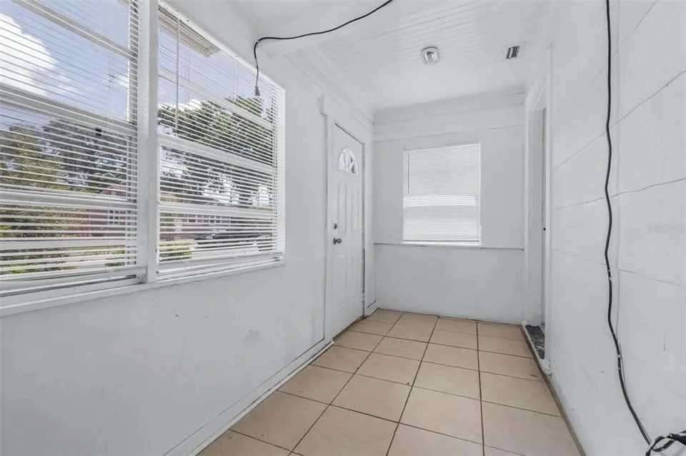 Enclosed front entry area at 1311 Prescott Street S