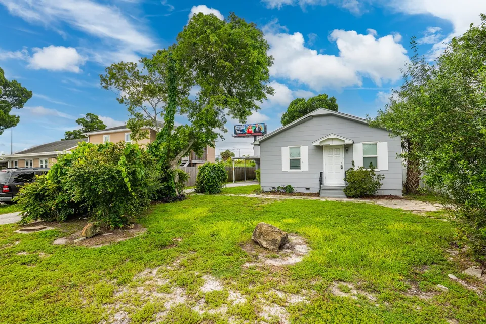 Front residence and lawn