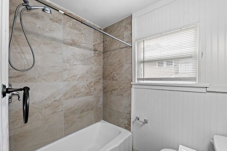 Tiled tub-shower surround