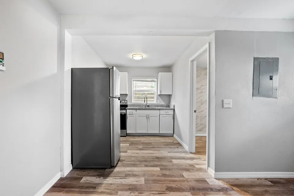 Kitchen entry and refrigerator