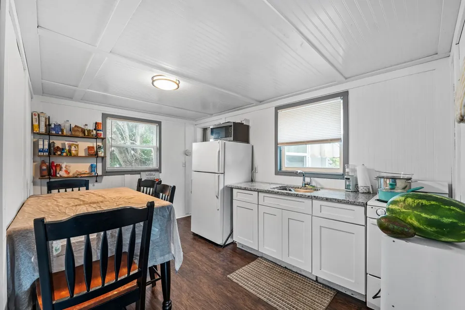 Rear-unit kitchen and dining area