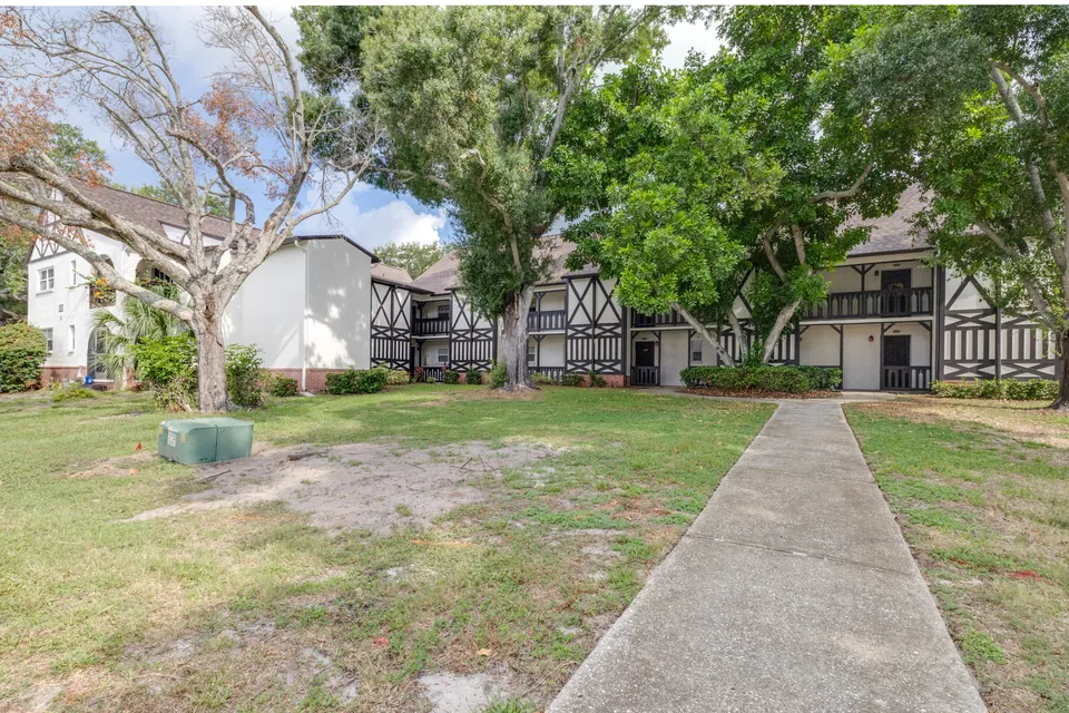 Landscaped front walkway outside 420 N Bayshore Boulevard Unit 102
