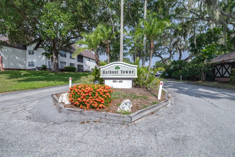 Harbour Towne entrance sign