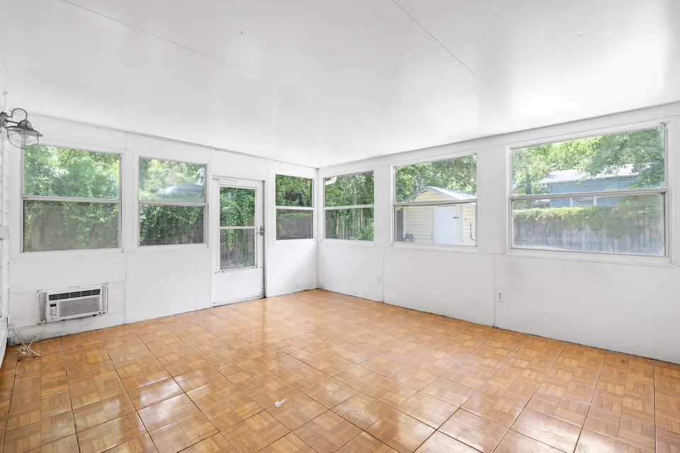 Enclosed rear room with surrounding windows