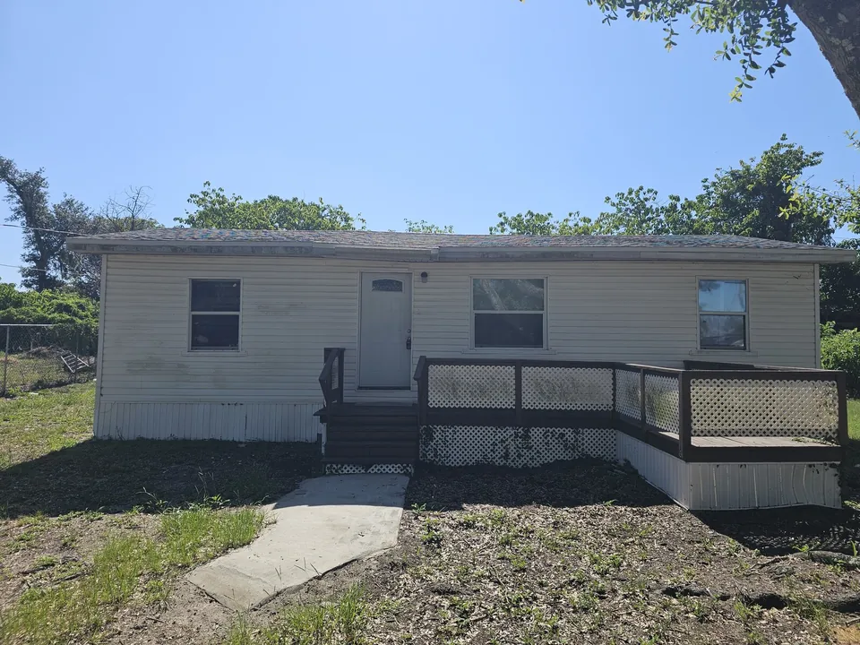 Front entry deck at 815 N Davis Avenue