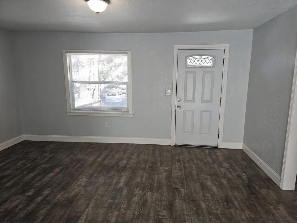 Living entry at 815 N Davis Avenue
