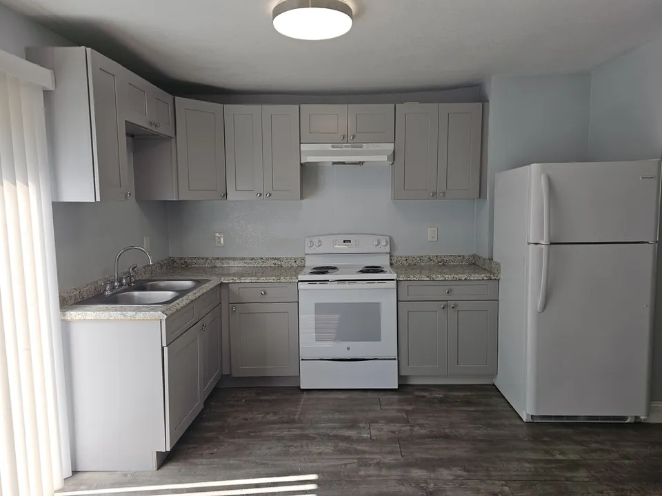 Kitchen at 815 N Davis Avenue