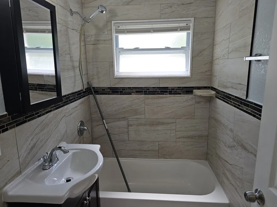 Tub shower at 815 N Davis Avenue