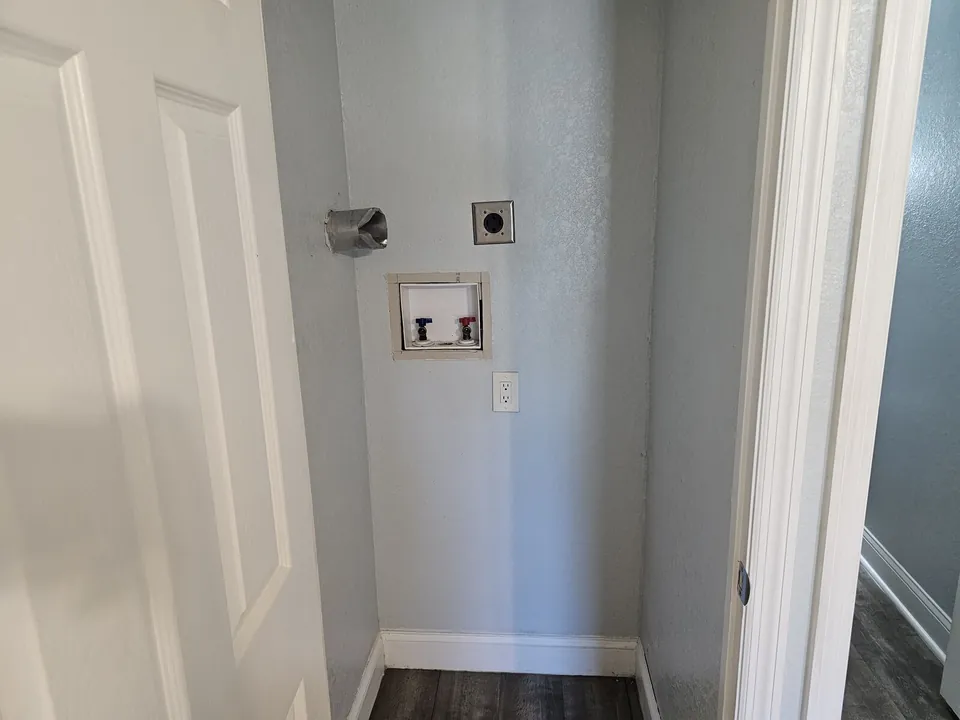 Laundry hookups at 815 N Davis Avenue